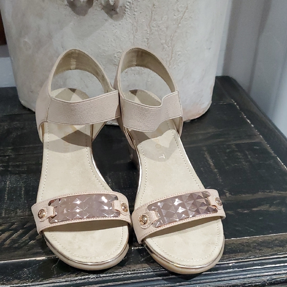 Anne Klein Beige Wedge Sandals AK Sport Athleisure Comfort Playcay Resort Casual - Picture 5 of 12